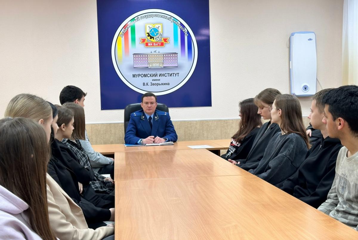 Из зала суда на встречу со студентами