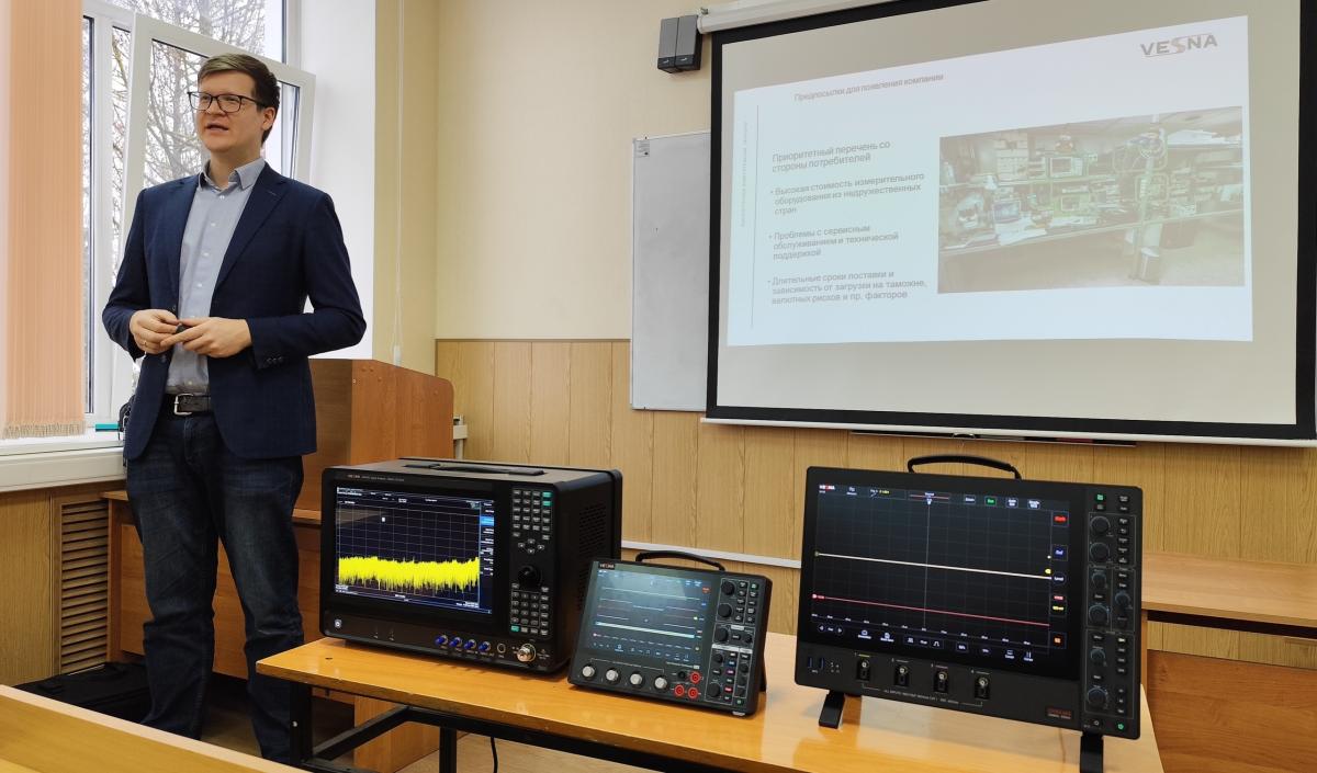 Весна на кафедре радиотехники - будущие инженеры познакомились с оборудованием "Vesna"