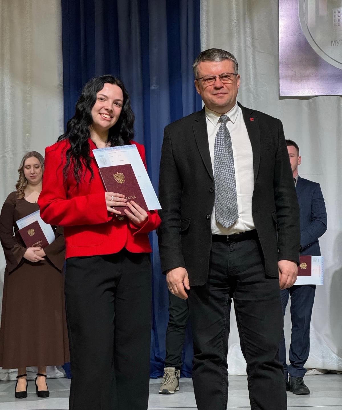 190 историй успеха. В Муромском институте ВлГУ вручили дипломы выпускникам очно-заочной и заочной форм обучения.