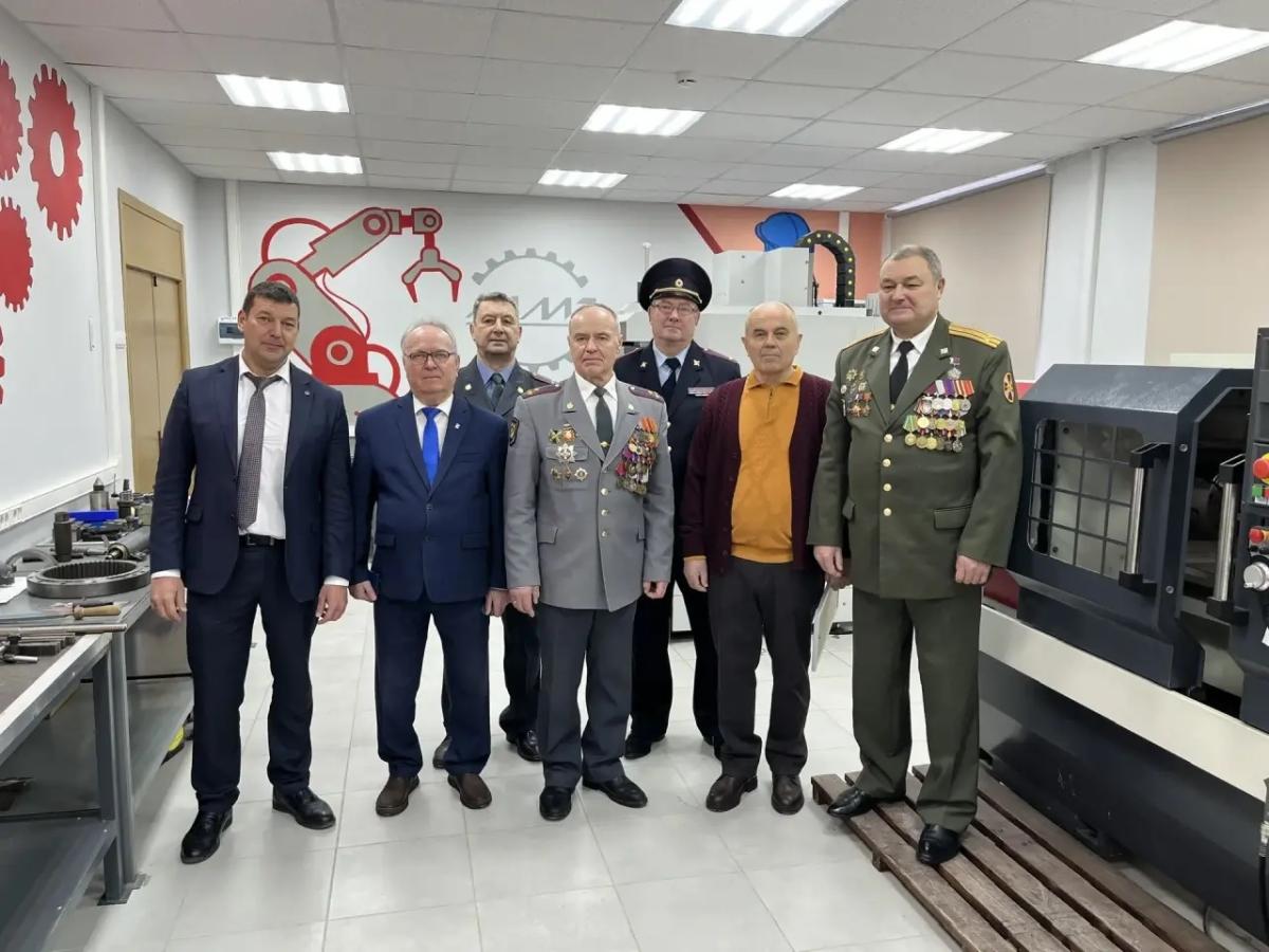 Чиновники, военные и директора заводов пришли в институт. Что они там делали?