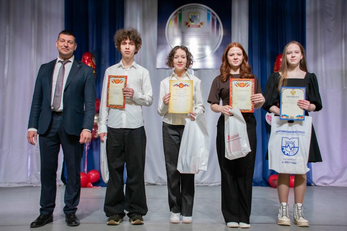 Работа в "Яндекс", стипендия в 30000 рублей, лаборатории и общежитие - День открытых дверей в МИВлГУ показал, каким бывает настоящее образование