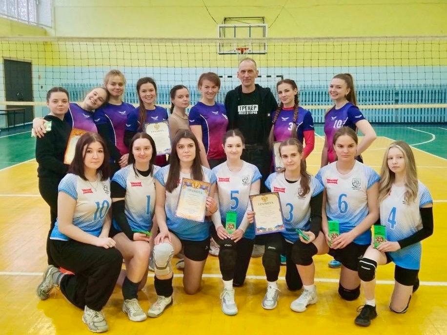 Волейбольный турнир к 8 Марта объединил поколения