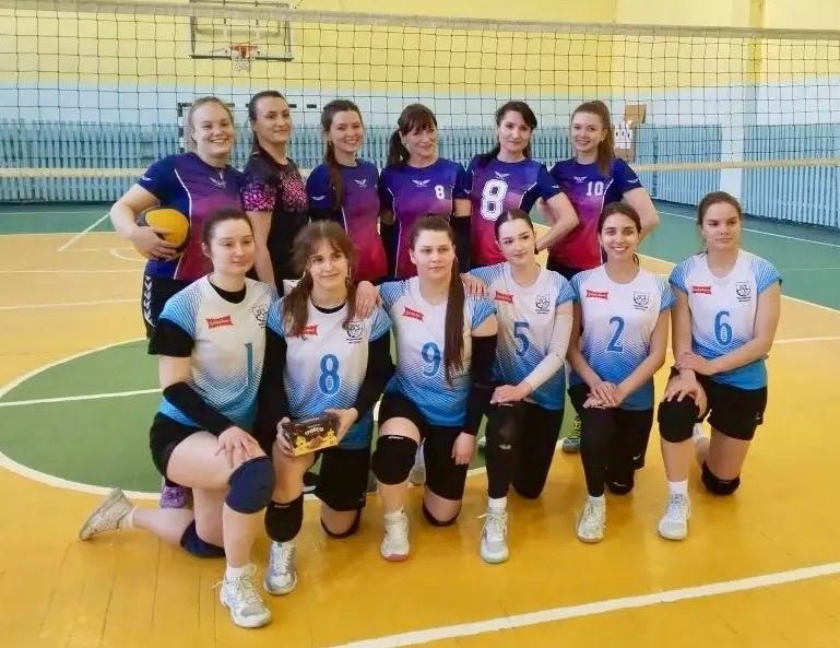 3:2 в пользу опыта: выпускницы победили в родном спортзале