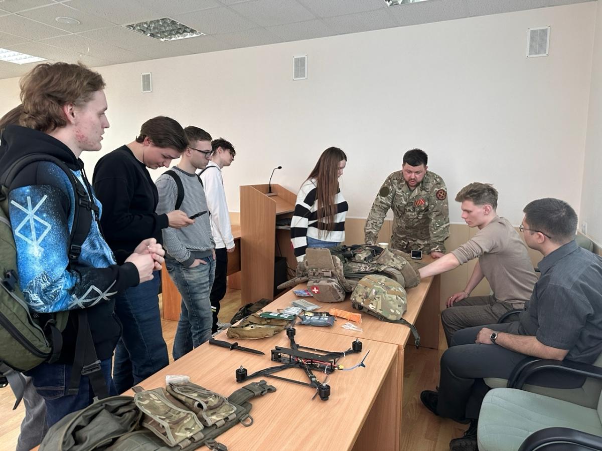 От тактической медицины до боевых дронов: встреча студентов института с ветераном СВО Виталием Рунушкиным