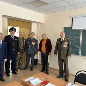 Чиновники, военные и директора заводов пришли в институт. Что они там делали?