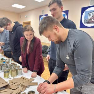 Добровольческий отряд института "Добро" передал волонтерскому центру "По ZOVу сердца Муром" сорок окопных свечей, которые студенты сделали своими руками.