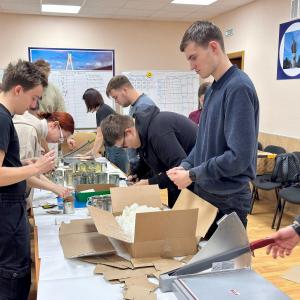 Добровольческий отряд института "Добро" передал волонтерскому центру "По ZOVу сердца Муром" сорок окопных свечей, которые студенты сделали своими руками.