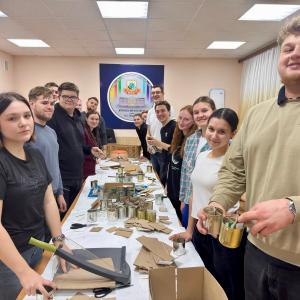 Добровольческий отряд института "Добро" передал волонтерскому центру "По ZOVу сердца Муром" сорок окопных свечей, которые студенты сделали своими руками.