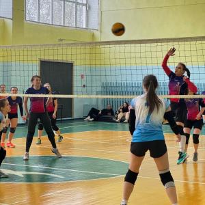 Волейбольный турнир к 8 Марта объединил поколения