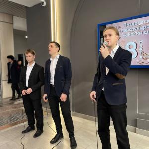 Несмотря на очередной снегопад, в холле главного корпуса МИ ВлГУ сегодня царила настоящая весенняя атмосфера! 