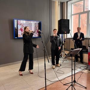 Несмотря на очередной снегопад, в холле главного корпуса МИ ВлГУ сегодня царила настоящая весенняя атмосфера! 