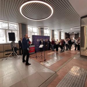 Несмотря на очередной снегопад, в холле главного корпуса МИ ВлГУ сегодня царила настоящая весенняя атмосфера! 