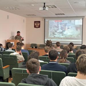 От тактической медицины до боевых дронов: встреча студентов института с ветераном СВО Виталием Рунушкиным