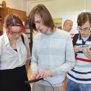 Студенты-радиотехники на производстве уникальной защитной аппаратуры