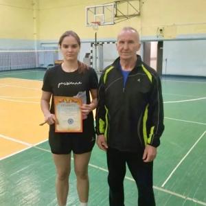 Победа, сетка и ракетка