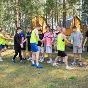 "Лето, Свято, на турбазе отдыхали мы, лодка, баня, волейбол, футбол и комары..."